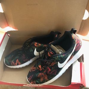 Never been worn, Nike Rosherun Print Sneakers